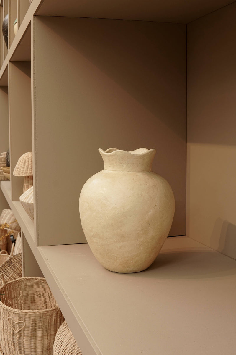 Terrakotta-Vase „Mara“ handgefertigt in warmem Gelb-Beige auf einem Regal, mit rustikalem Charme.