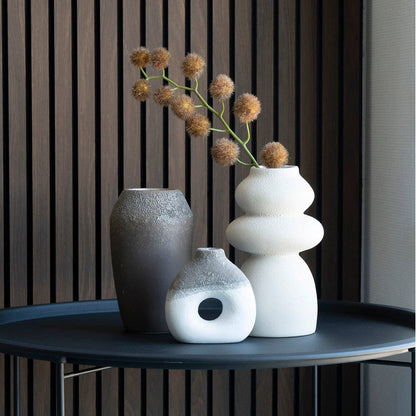 Deko Vase Beige aus Keramik, rund, Ø 14,5 x 26,5 cm, auf einem Tisch mit weiteren Vasen arrangiert.