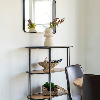 Deko Vase Beige als dekoratives Element in modernem Wohnzimmer mit natürlichem Licht.