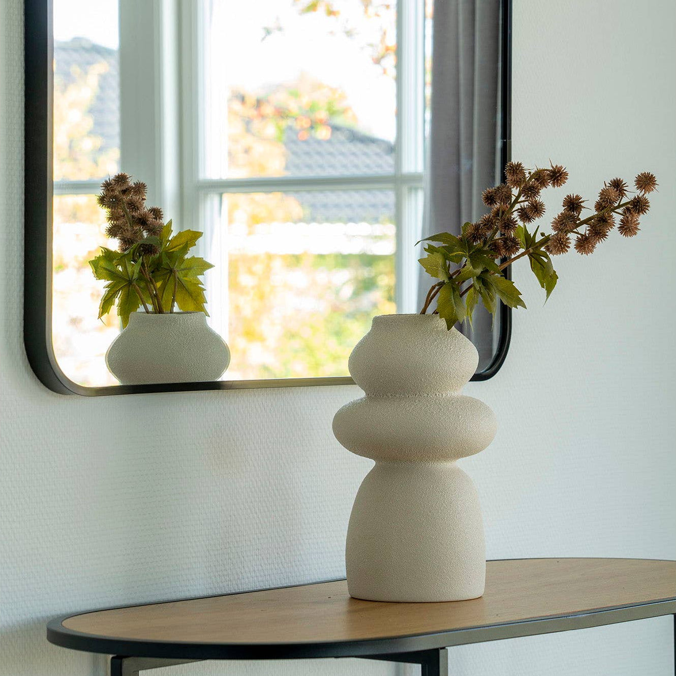 Deko Vase Beige mit Blumen, rund aus Keramik, Ø 14,5 x 26,5 cm, stilvolle Tischdekoration im modernen Wohnstil